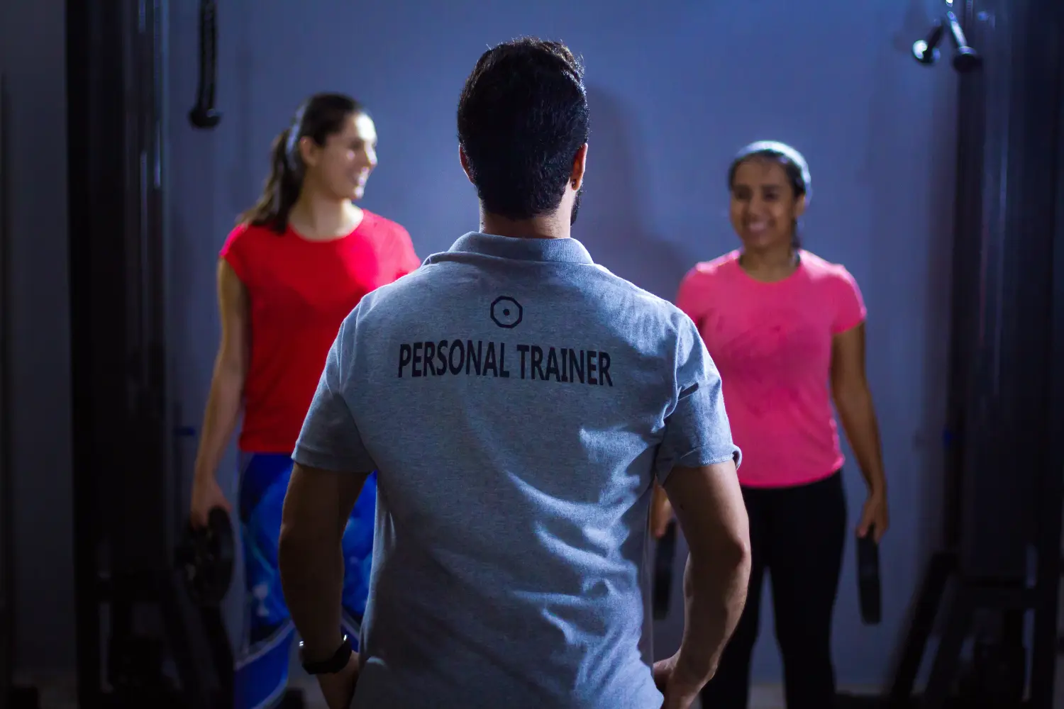 Personal Training Instructor und 2 Frauen