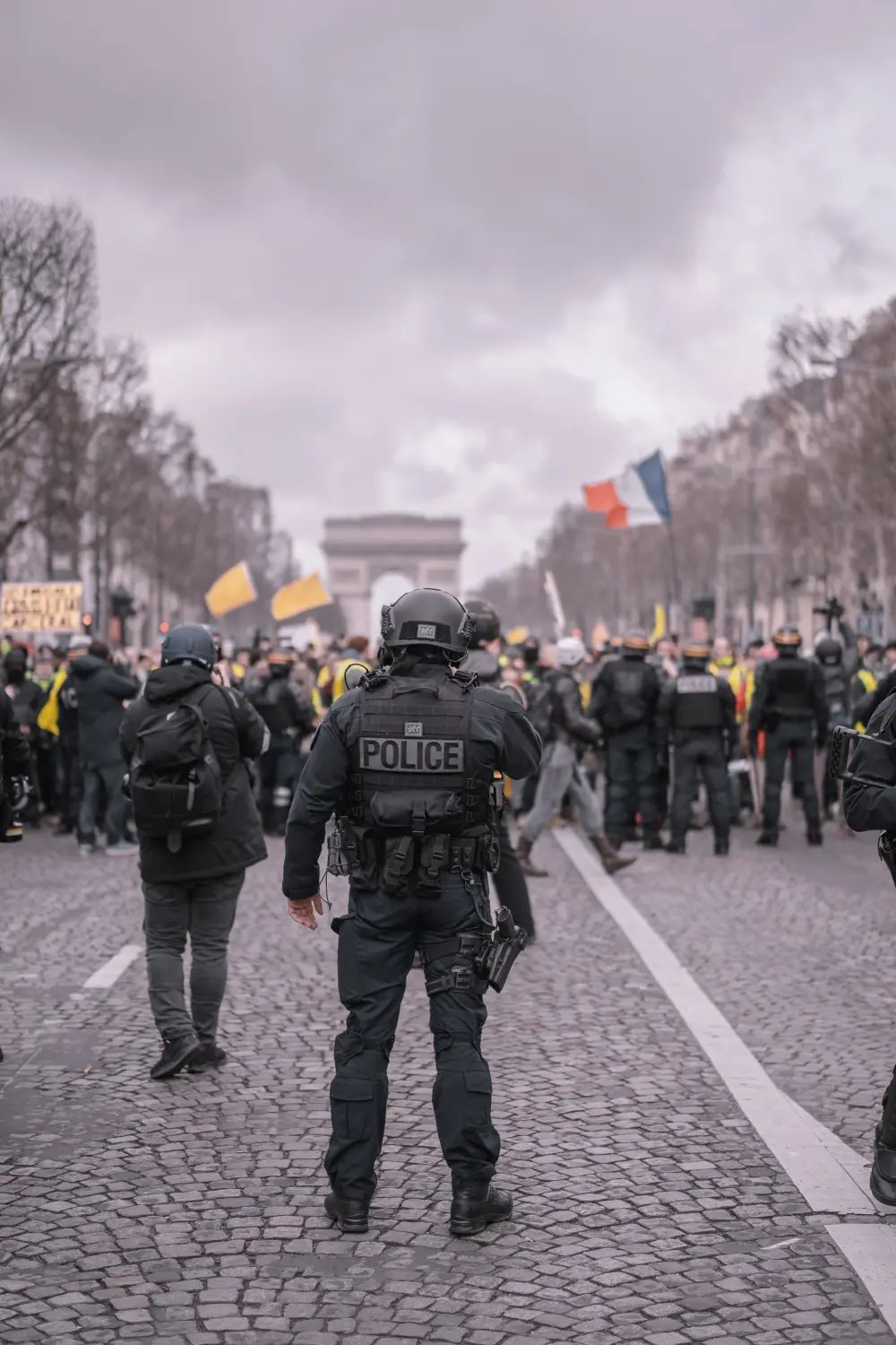 Polizisten hielten die Demonstranten auf